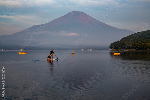 富士山と山中湖に浮かぶSUP