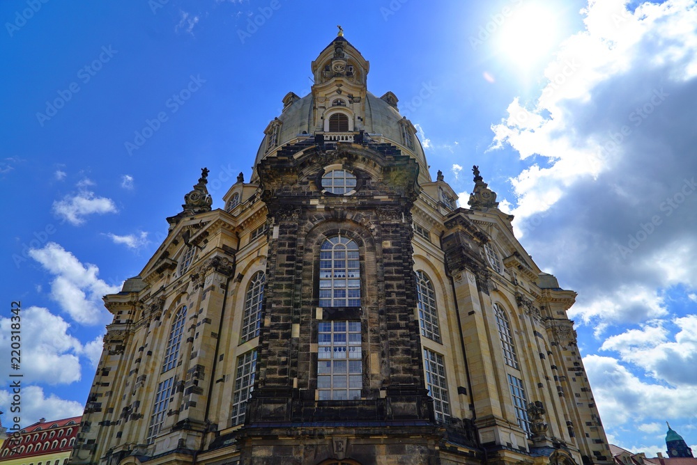 Obraz premium Frauenkirche Dresden with blue sky, backlit by sun