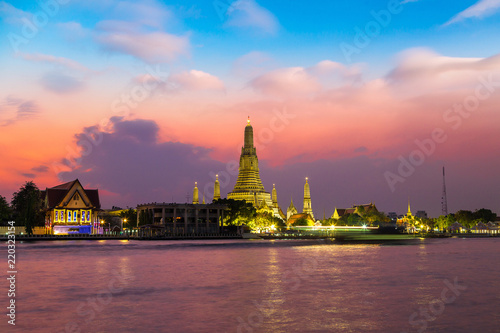 Wat Arun Temple in Bangkok © Sergii Figurnyi