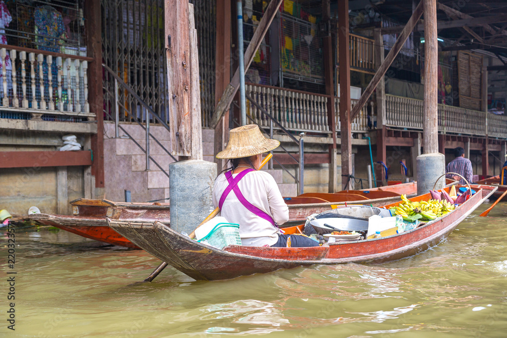Naklejka premium Floating market in Thailand
