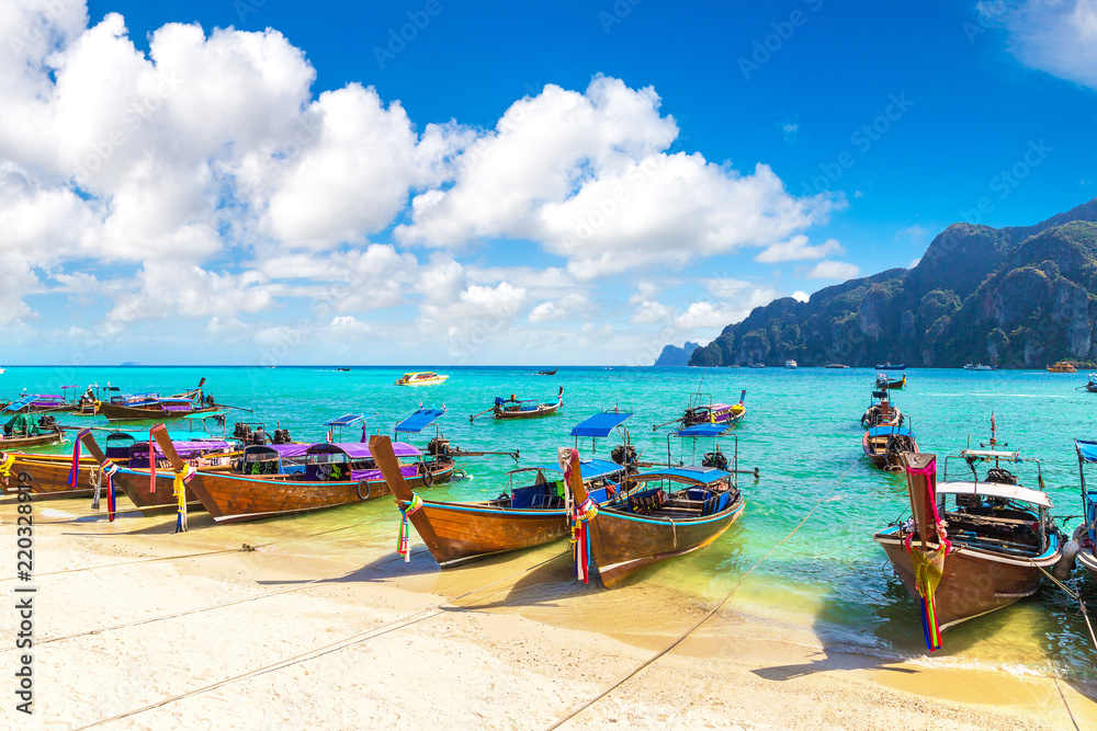 Fototapeta premium Traditional thai boat on Phi Phi Don