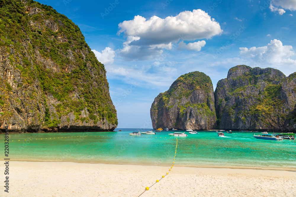 Obraz premium Maya bay on Phi Phi Leh island