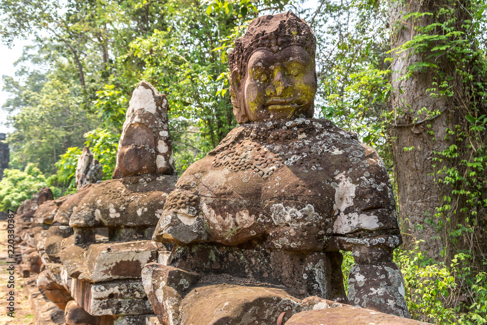 Sculptures in the Gate of Angkor Wat Sculptures in the Gate of Angkor Wat