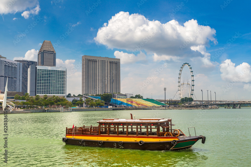 Naklejka premium Tradycyjne łodzie turystyczne w Singapurze