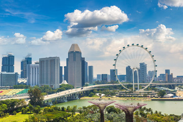 Fotobehang Singapore Reuzenrad Singapore Flyer in stad  © Sergii Figurnyi