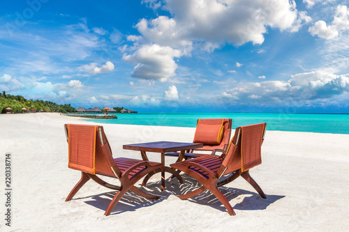 Table and chairs in the Maldives © Sergii Figurnyi