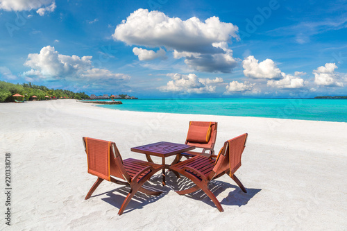 Table and chairs in the Maldives © Sergii Figurnyi