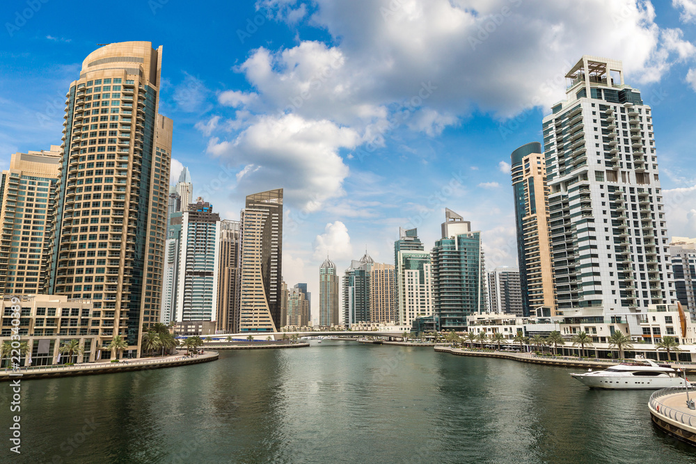 Fototapeta premium Dubai Marina in a summer day