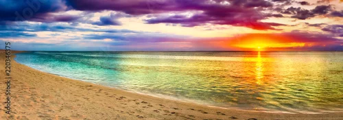 Obraz Widok na morze o zachodzie słońca. Niesamowity krajobraz. Piękna panorama plaży