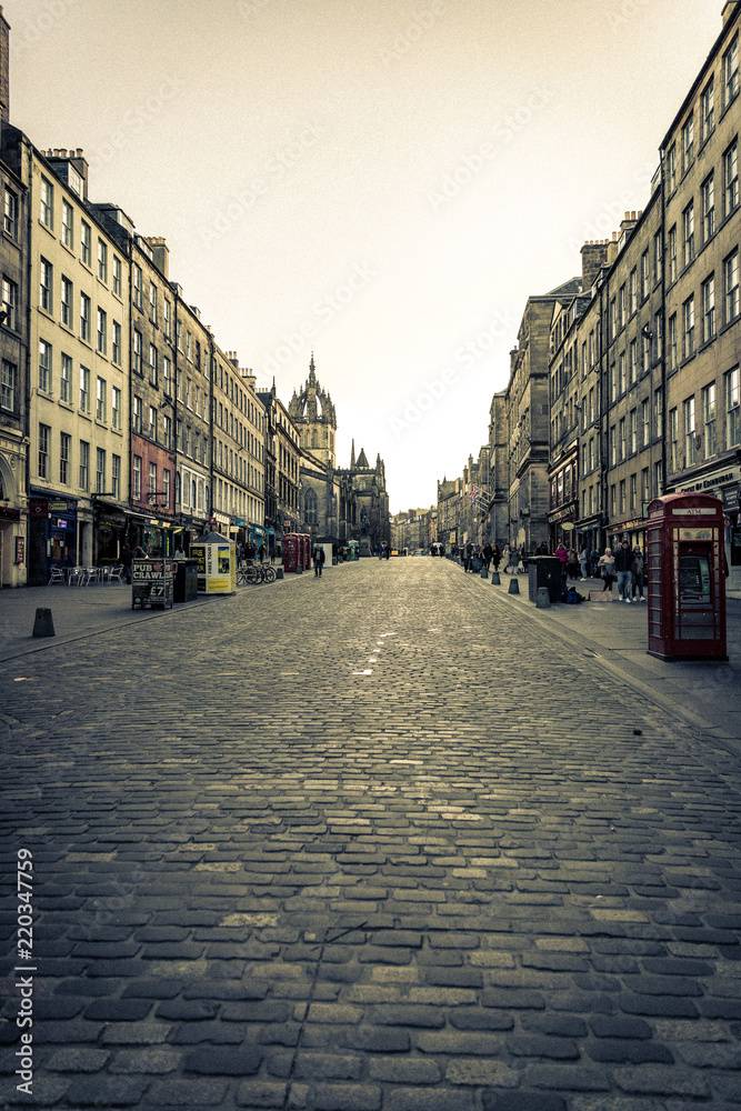 Fototapeta premium The famous Royal Mile in Edinburgh, Scotland