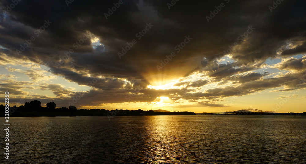 Obraz premium sunset on Columbia river in Tri-cities Washington