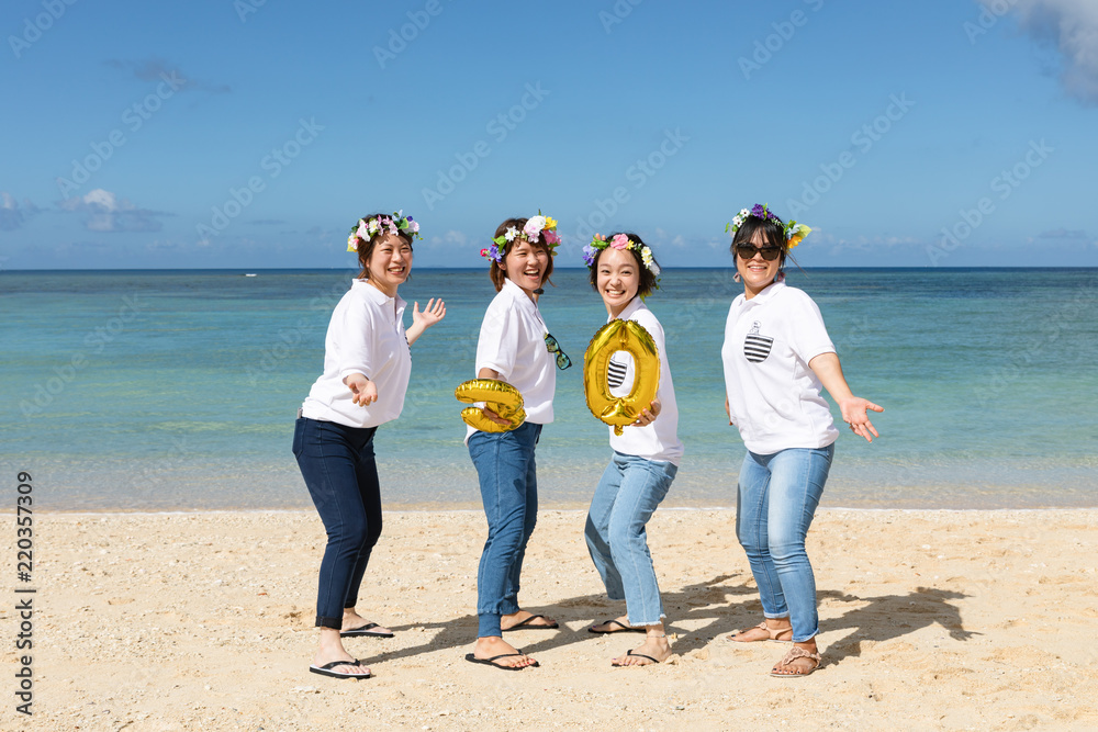 沖縄のビーチで女子会 Stock Photo Adobe Stock 沖縄のビーチで女子会 Stock Photo Adobe Stock