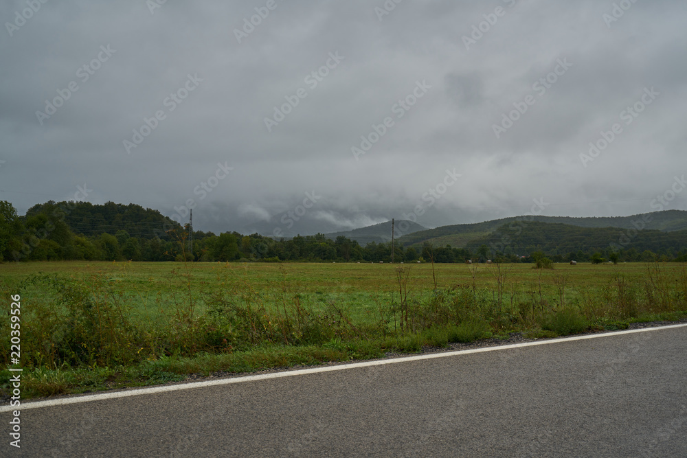 Aussicht aus dem Auto, wolkige Landschaft Aussicht aus dem Auto, wolkige Landschaft