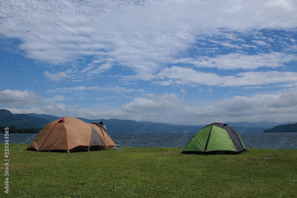 湖畔のキャンプ