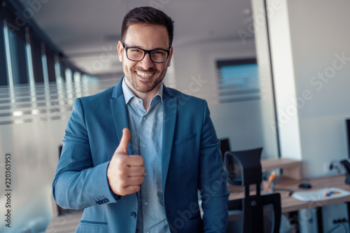 Bild auf Leinwand Businessman showing thumb up