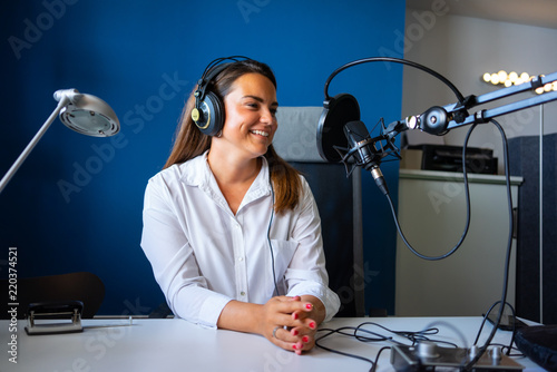 mujer grabando un podcast en un estudio