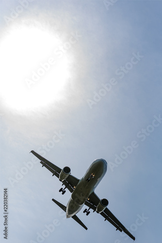 Flugzeug mit Fluggästen landet an einem sonnigen Tag