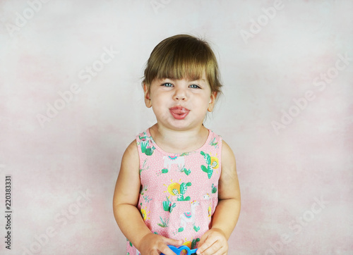 Obraz na płótnie Preciosa niña pequeña posando en un estudio