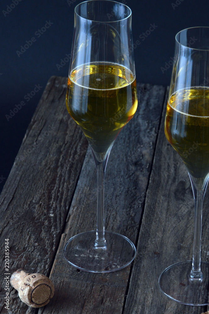 due bicchieri di spumante con tappo di bottiglia su tavolo di legno Stock  Photo | Adobe Stock