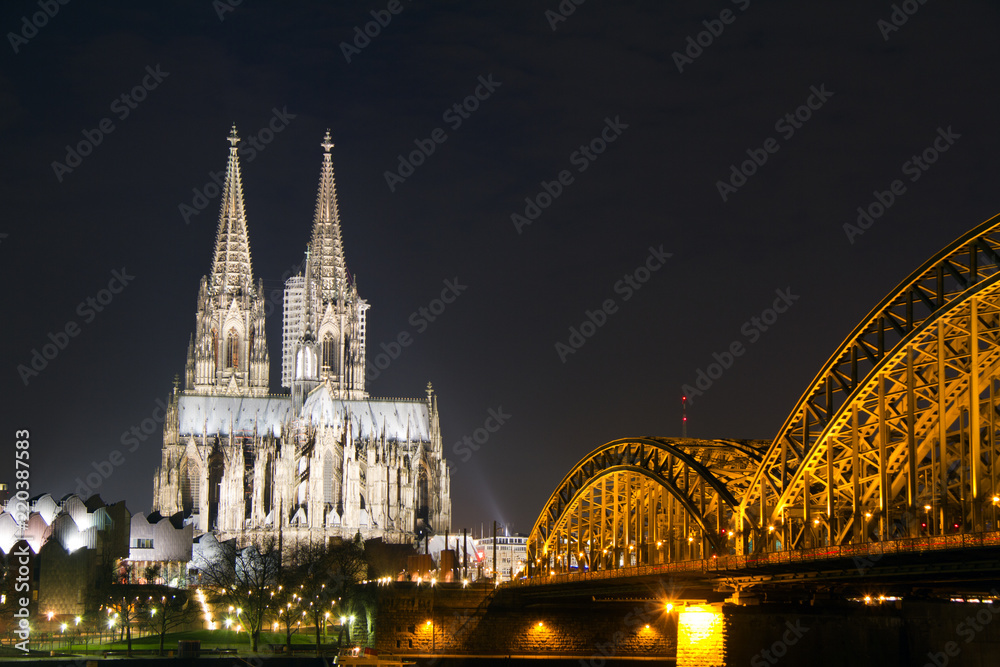 Kölner Dom mit Hohenzollernbrücke