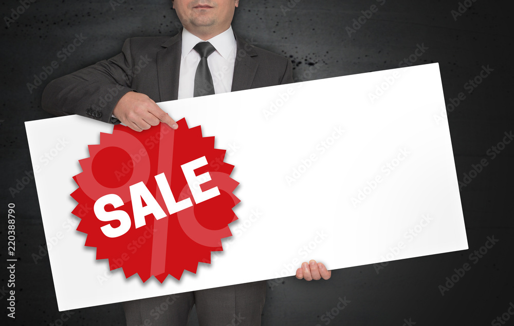 Sale Plakat wird von Geschäftsmann gehalten Sale Plakat wird von Geschäftsmann gehalten