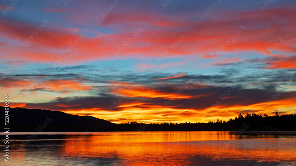 Obraz premium Sunrise at Big Bear Lake in California