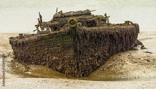 Bretagne altes Schiffswrack auf Schiffsfriedhof Hennebont Bretagne - Brittany old shipwreck on ship cemetery Hennebont Brittany photo