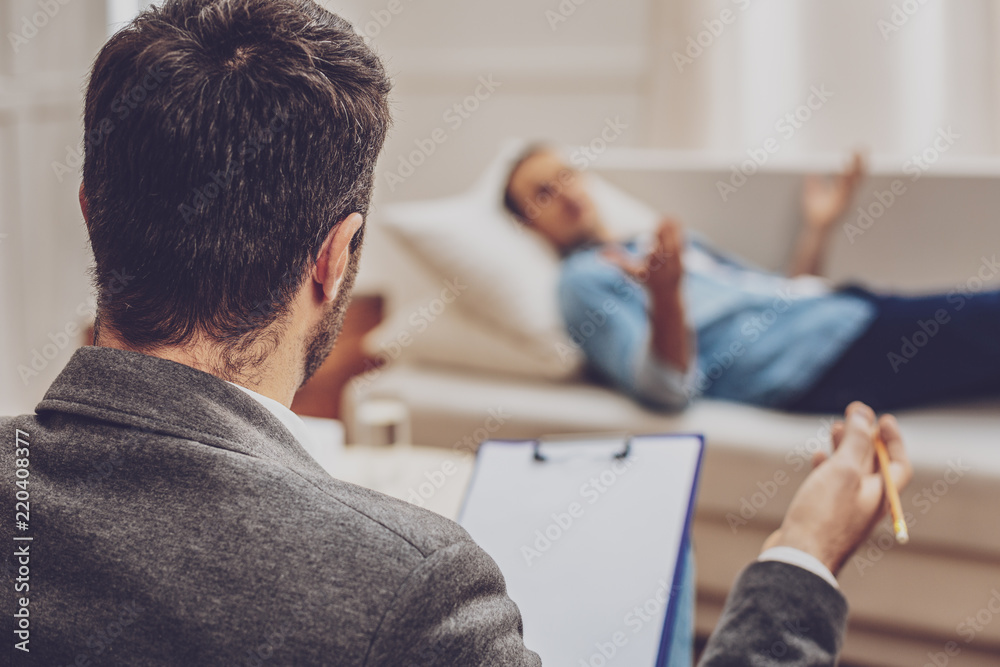 Obraz premium Problem discussion. Professional psychologist looking at his visitor while solving family problems