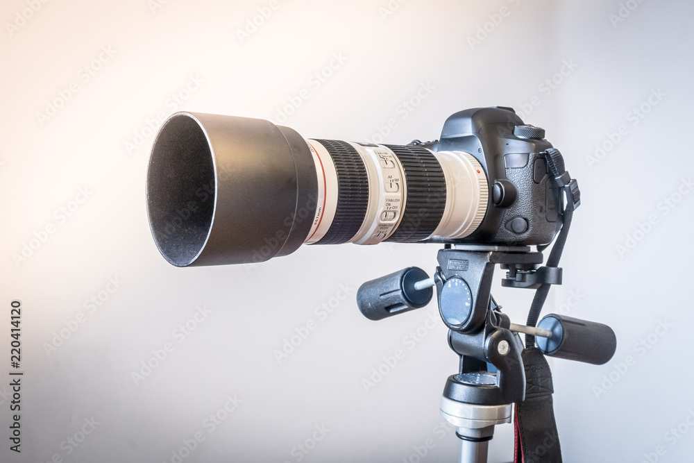 Profi Kamera mit Teleobjektiv, Paparazzo Stock Photo | Adobe Stock