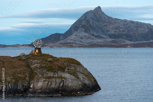 Fotografi norwegian polar circle monument, arctic circle, with mountains, view from hurtig