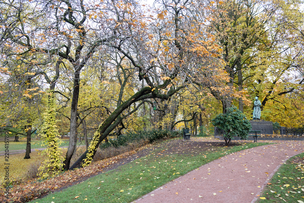 Naklejka premium Oslo royal palace garden park, view from parkway alley boulevard avenue with autumn leaves, norway, europe