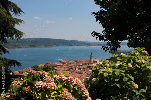 Photos Veduta aerea della città di Arona, Lago Maggiore, Italia