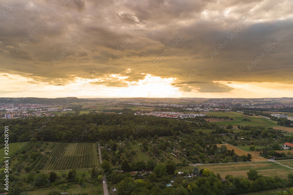 Obraz premium Luftbild Gewitterwolken überm Fasanenwald