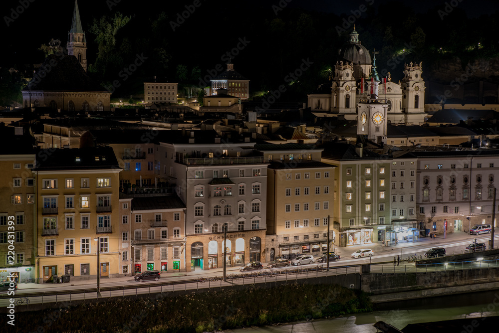 Naklejka premium Salzburg at night