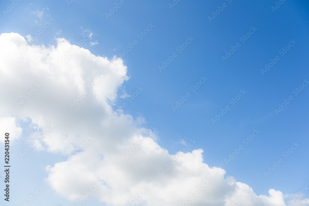 Obraz premium белые пушистые облака на голубом небе