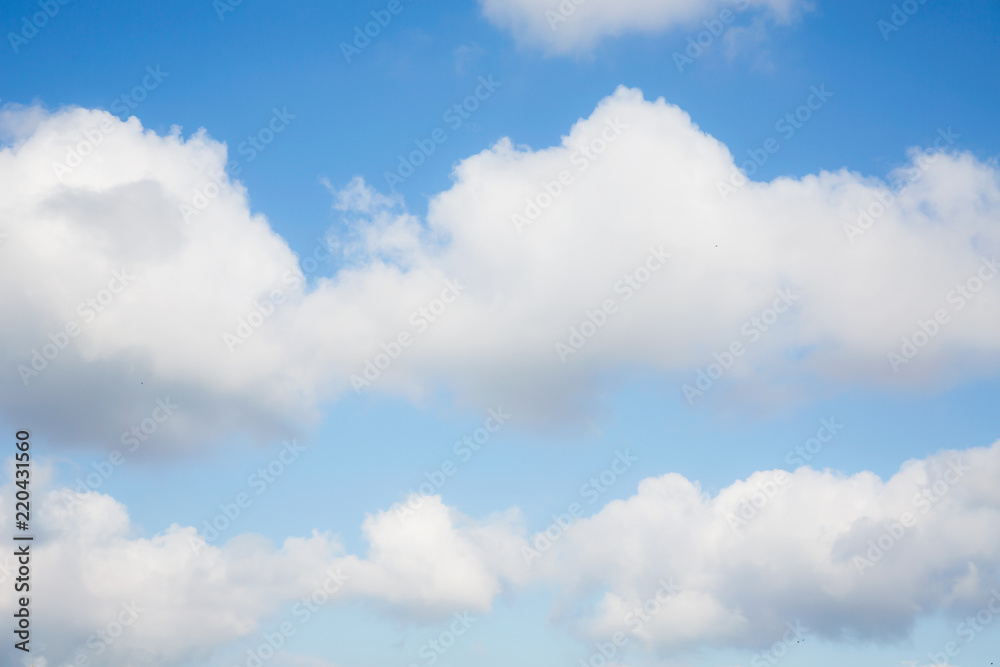 Fototapeta premium белые пушистые облака на голубом небе