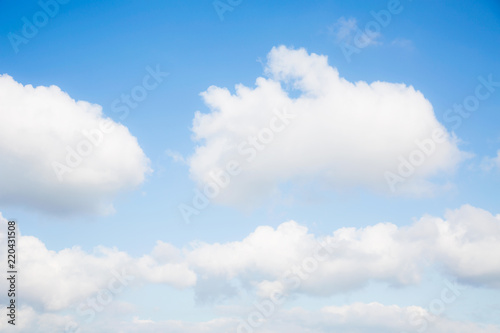 белые пушистые облака на голубом небе