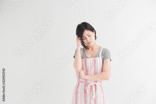 エプロン姿の女性・白バック