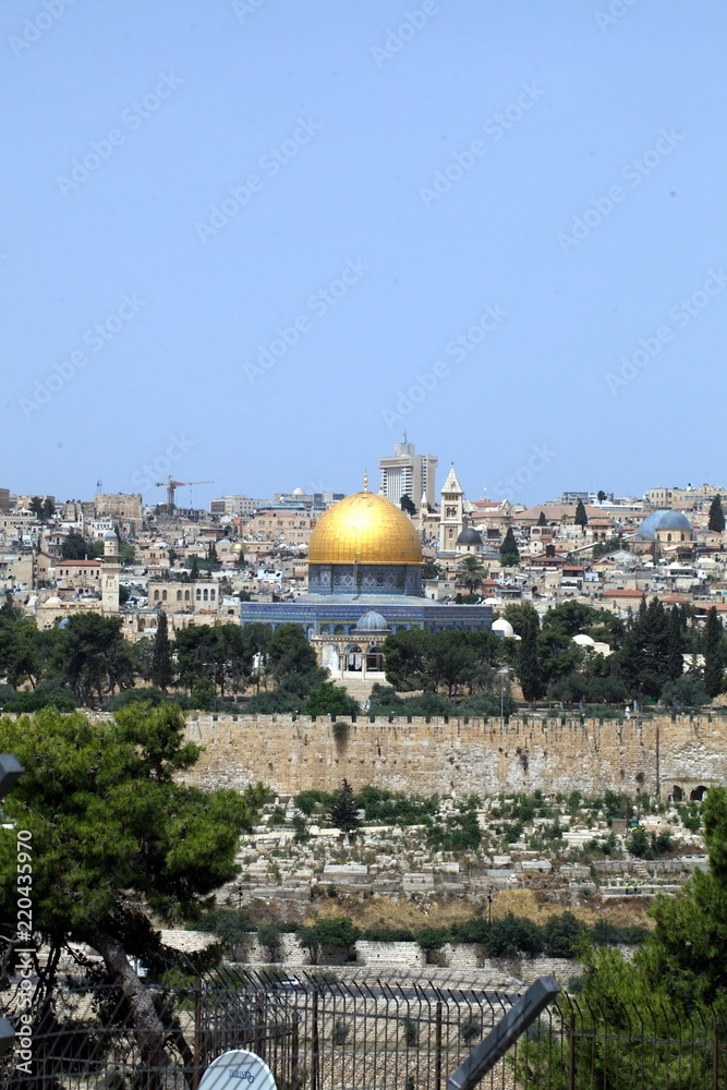Obraz premium view of the old city of Jerusalem in Israel with an olive mountain. the golden dome of the Moslem mosque