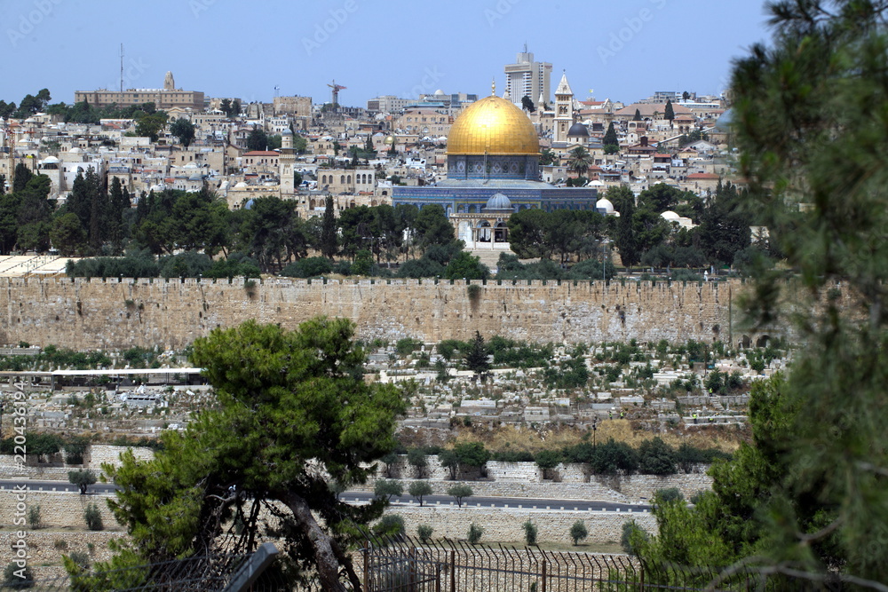Obraz premium view of the old city of Jerusalem in Israel with an olive mountain. the golden dome of the Moslem mosque