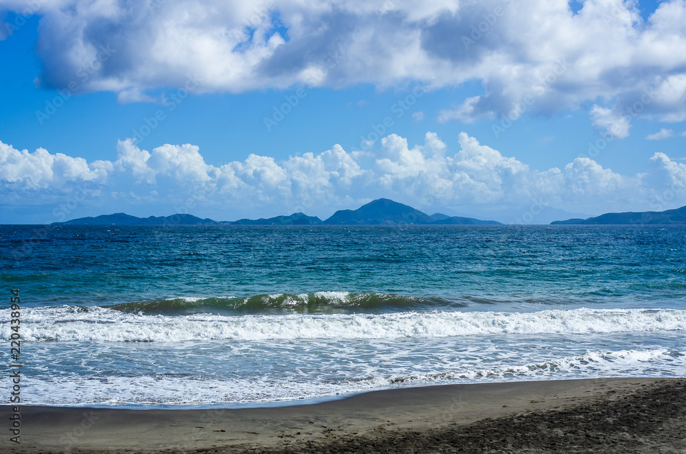 Blick über die karibische See zur Südküste von Base-Terre, Guadeloupe