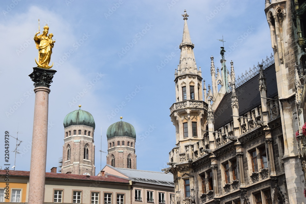 Münchner Marienplatz mit Rathaus, Mariensäule und der Frauenkirche im Hintergrund