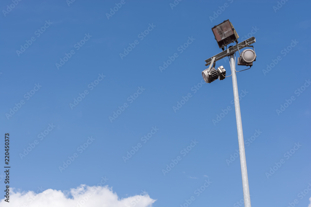 Flutlichtanlage vor blauem Himmel Flutlichtanlage vor blauem Himmel