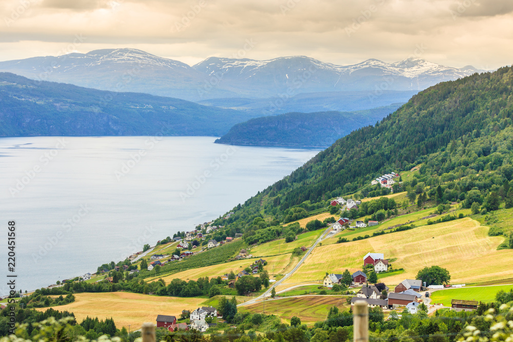Obraz premium Norwegian country houses in the mountains on lake shore
