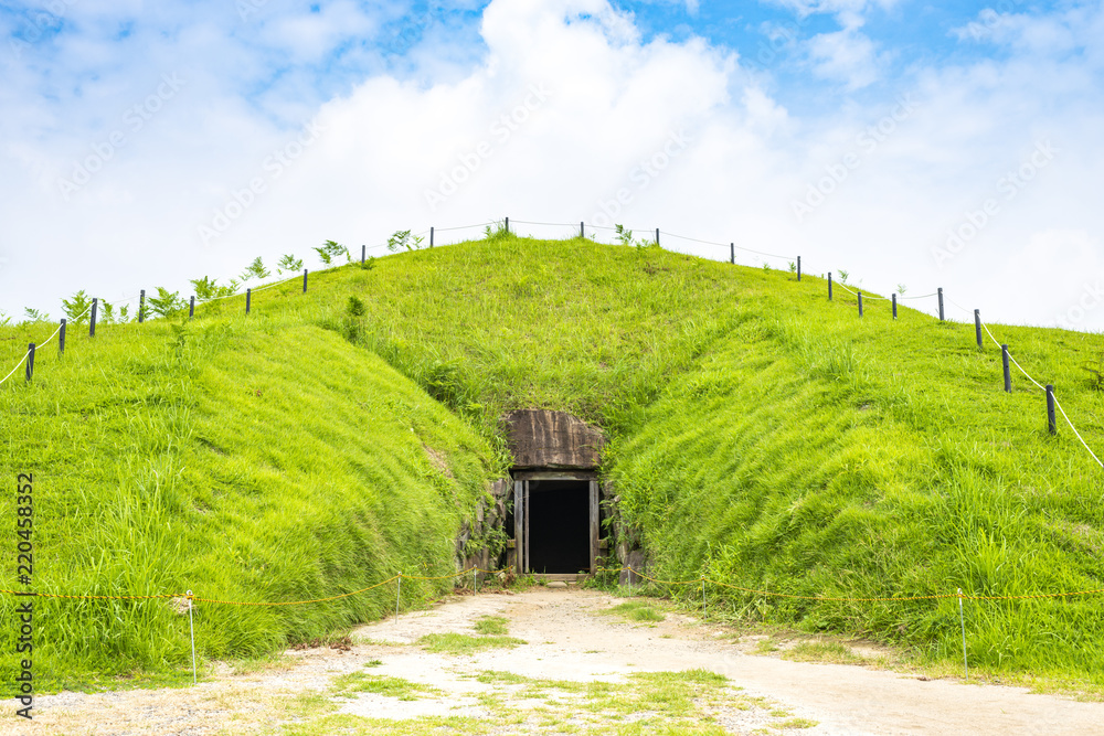Fototapeta premium Saitobaru Burial Mounds Ogre Cave Cave Tumulus