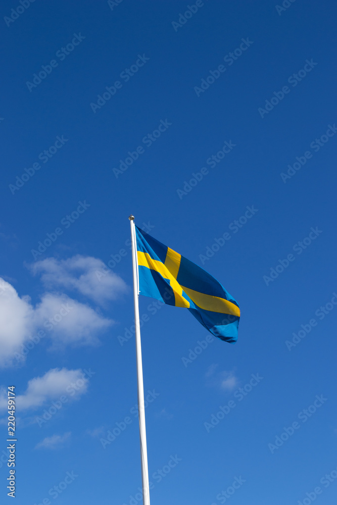 Bandiera svedese sventola nel cielo blu in una giornata soleggiata Bandiera svedese sventola nel cielo blu in una giornata soleggiata