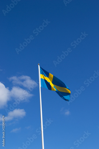 Bandiera svedese sventola nel cielo blu in una giornata soleggiata