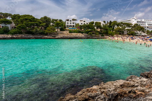 Fototapeta Naklejka Na Ścianę i Meble -  Crowded beach Cala Gran in Cala d'Or, Mallorca during summer season