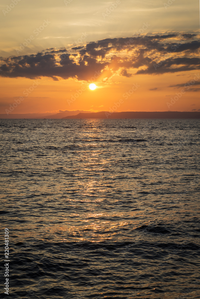 Obraz premium Beautiful sunset over the sea