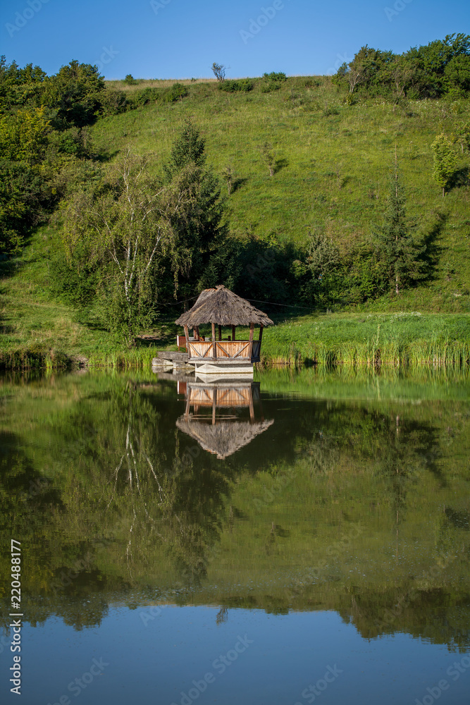 Obraz premium Small lake with alcove